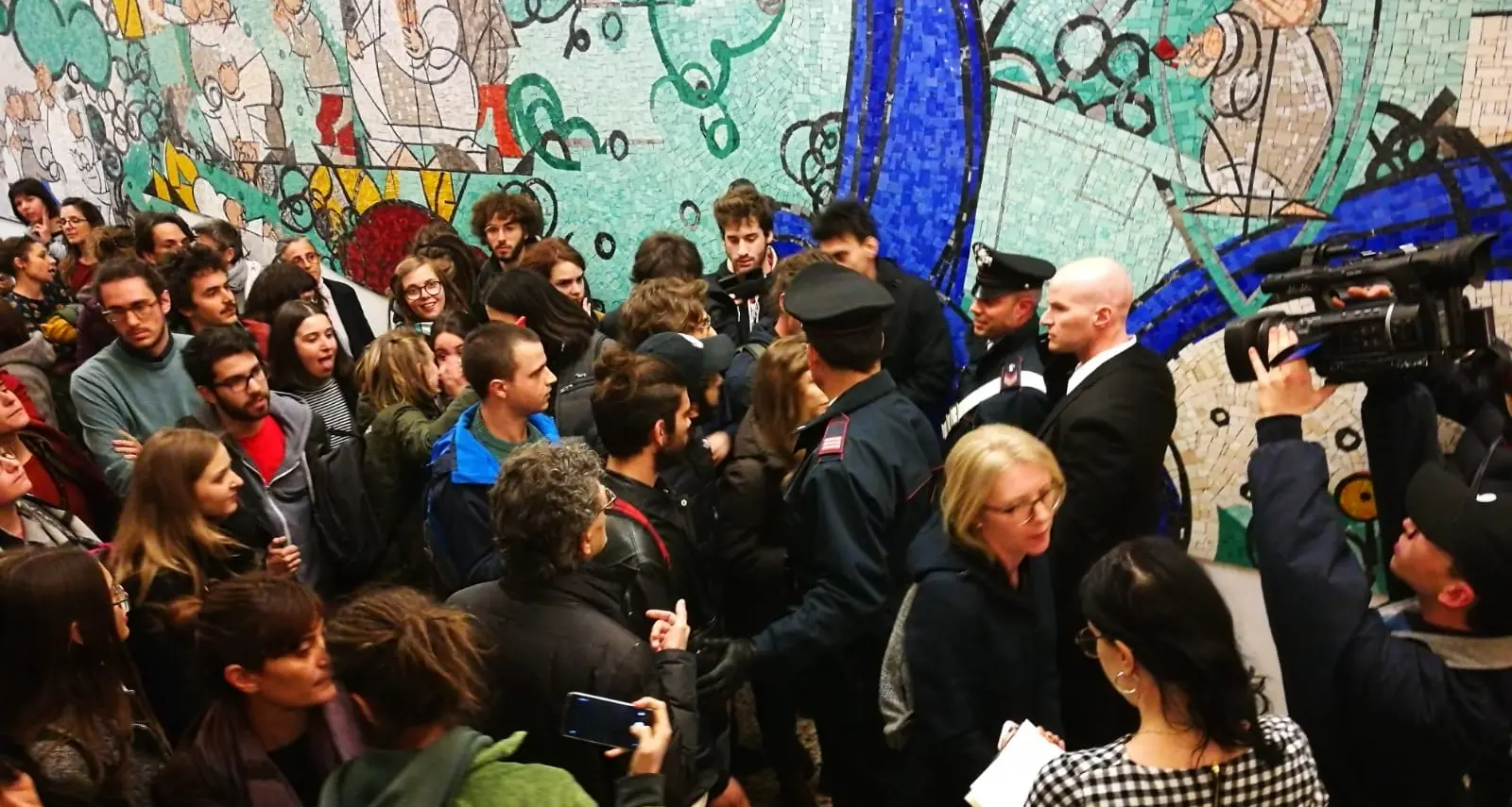 Contestato il convegno sul «genere», la Polizia carica dentro il palazzo della Provincia