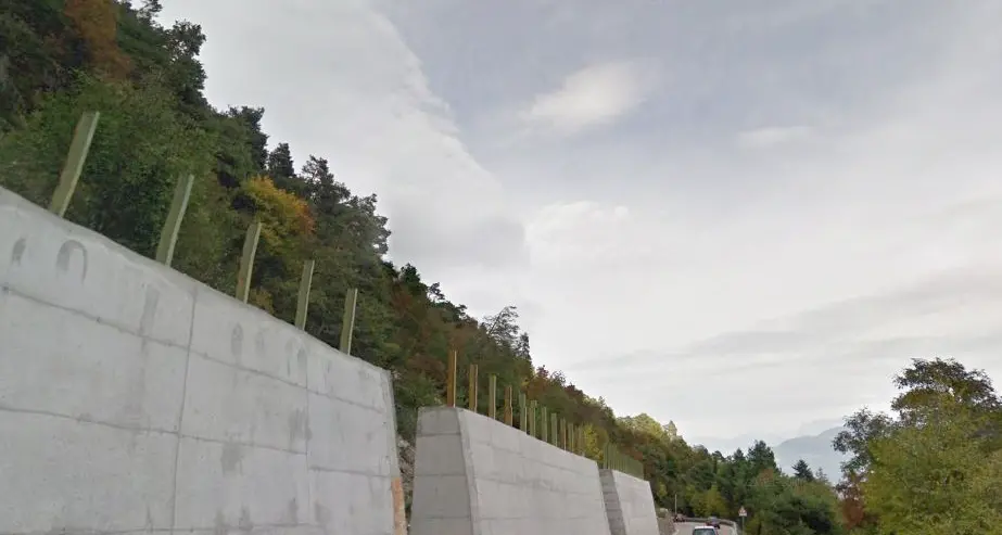 Sulla Statale della Mendola stop a camion e pullman e in valle sale la protesta