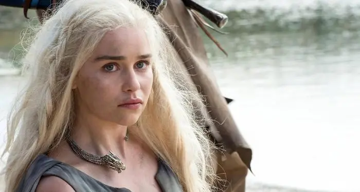 Emilia Clarke rivela: sul set del Trono di Spade ho rischiato due volte di morire