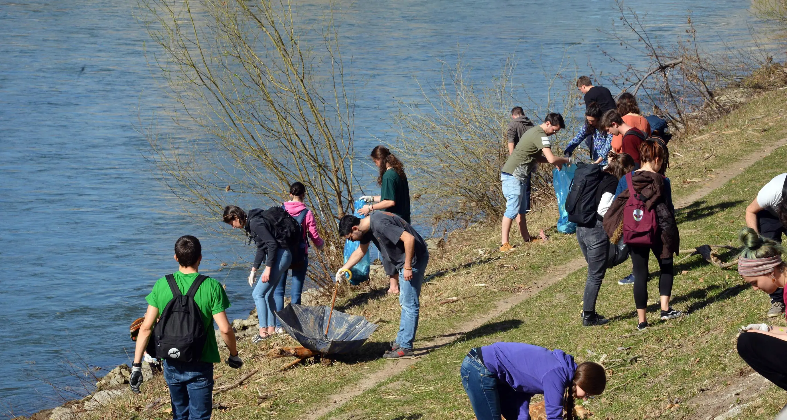 I ragazzi di Friday For Future ripuliscono le roste dell'Adige e recuperano dieci sacchi di rifiuti