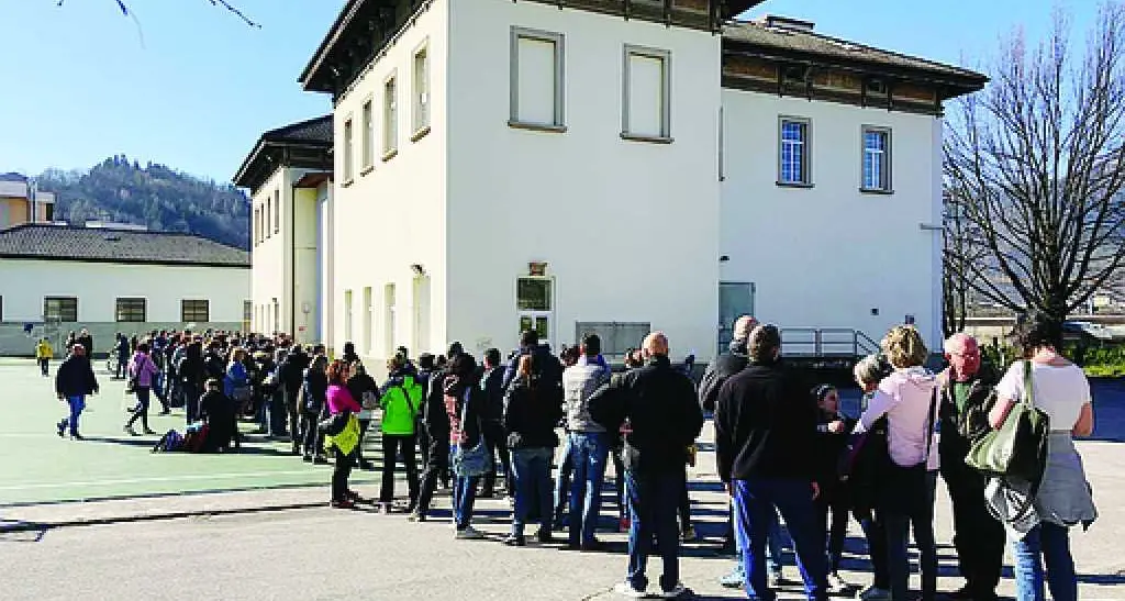 Genitori in coda alle 5.30 per le colonie estive a Pergine