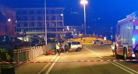 Famiglia travolta da un'auto, un morto e tre feriti