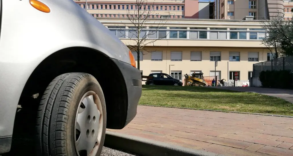 Gomme tagliate, raid in ospedale Da mesi i casi si ripetono
