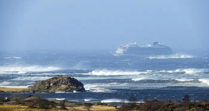 Nave da crociera in avaria 1.300 passeggeri da evacuare