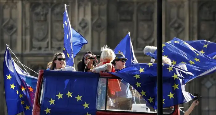 Bocciato l'accordo con l'Ue ma la May non si dimette