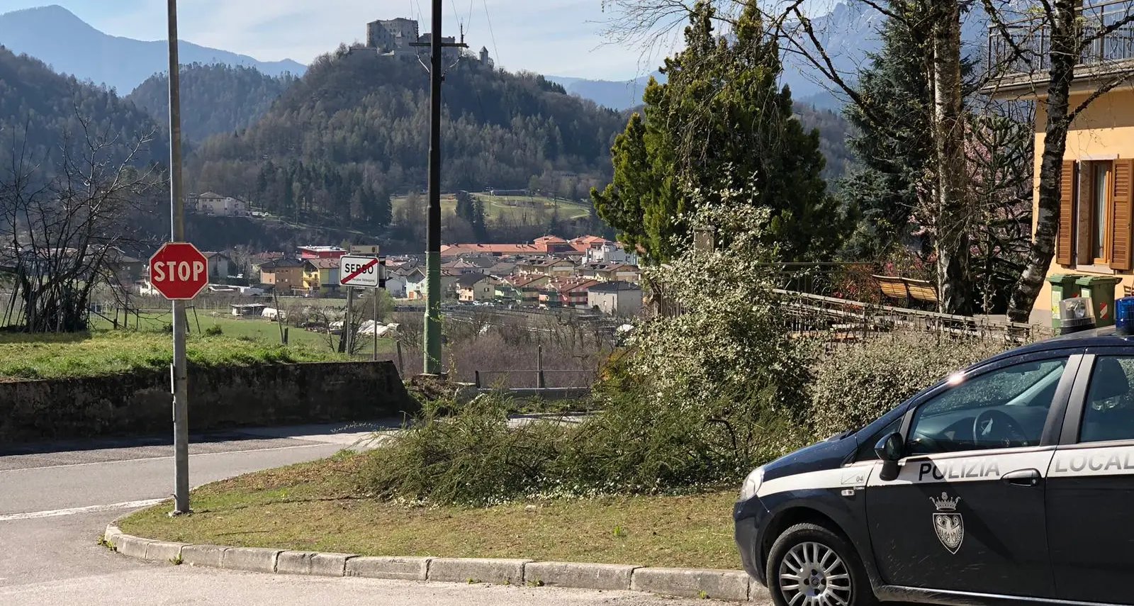 Trattore investe passeggino: grande spavento a Serso