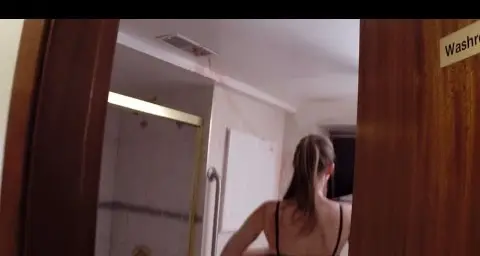Se senza tende, lecito filmare vicina nuda
