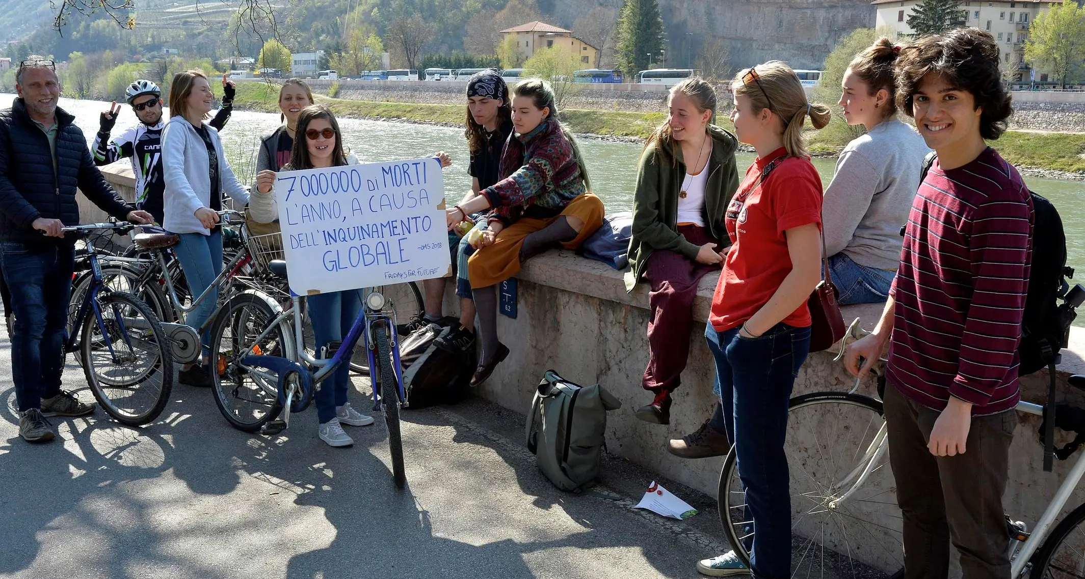 Friday for future va avanti: in bici contro l'inquinamento