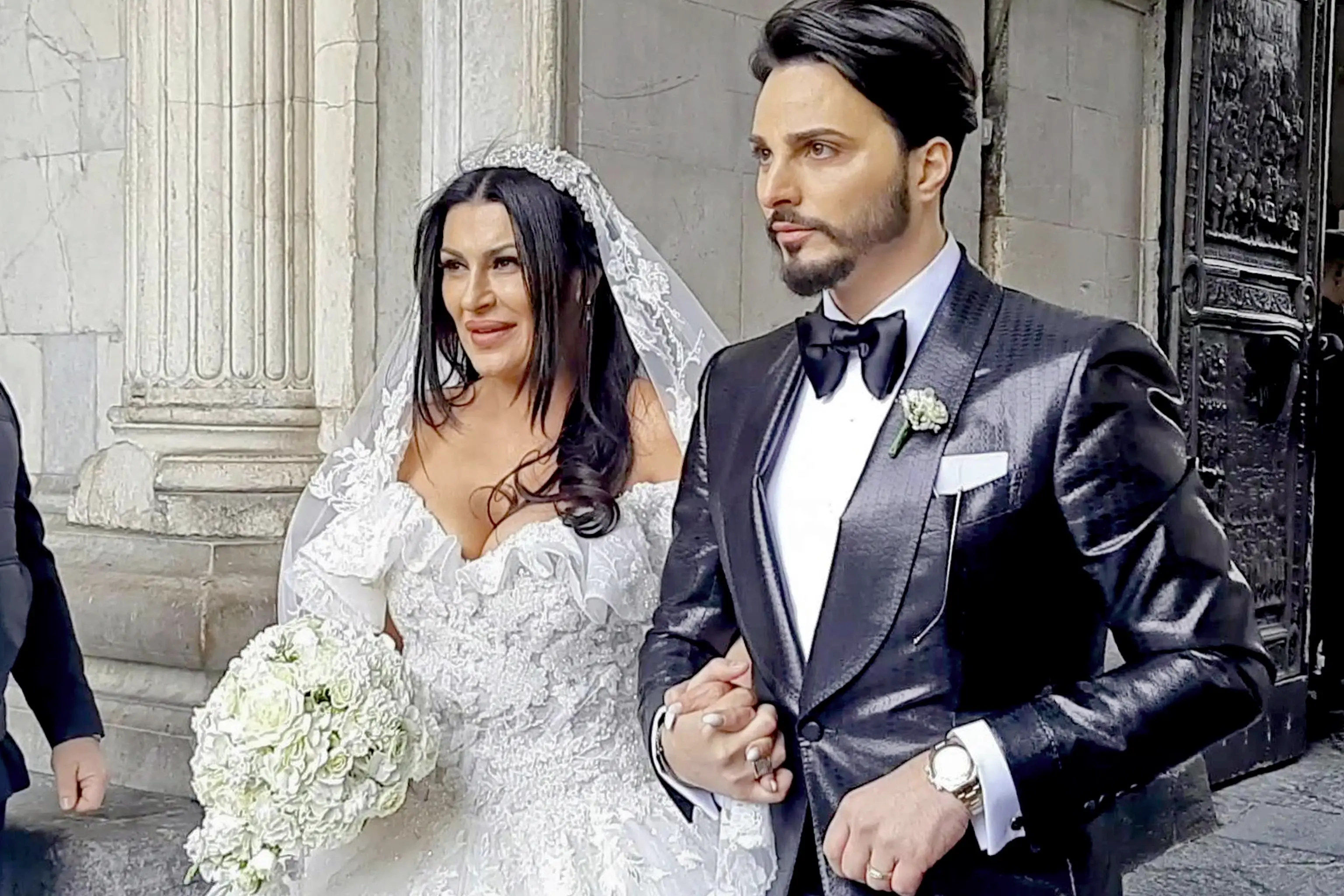 All'uscita dal Maschio Angioino di Napoli dopo la celebrazioned del rito civile il cantante neomelodico Tony Colombo e Tina Rispoli, vedova del boss Gaetano Marino ucciso a Terracina il 23 agosto 2012 , protagonisti oggi uno sfarzoso matrimonio, 28 marzo 2019 ANSA / CIRO FUSCO
