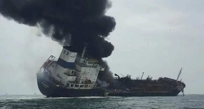 Petroliera in fiamme davanti ad Hong Kong, un morto