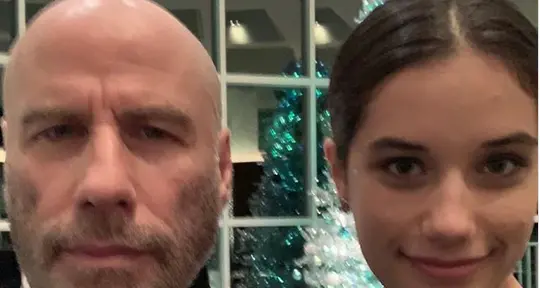 John Travolta lancia il look calvo e fan approvano
