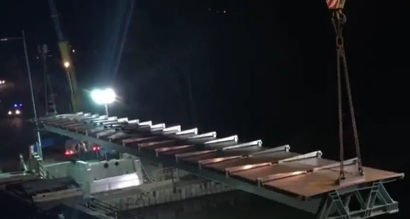 Posata la passerella dei 2 laghi Ecco il video dell'operazione