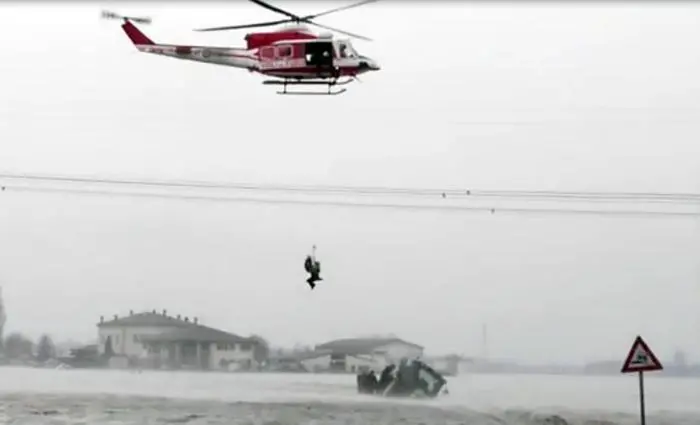 Un momento del salvataggio dei carabinieri feriti mentre stavano soccorrendo alcune persone nella Bassa bolognese, dove il fiume Reno è esondato, 2 febbraio 2019. ANSA