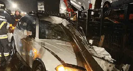 Fuori strada con la Bmw «X3» infilza il guard rail: salvo