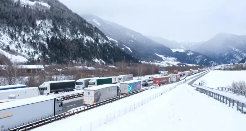 Proteste per l'obbligo di test covid agli autisti dei Tir diretti in Austria: Conftrasporto chiede al governo di intervenire