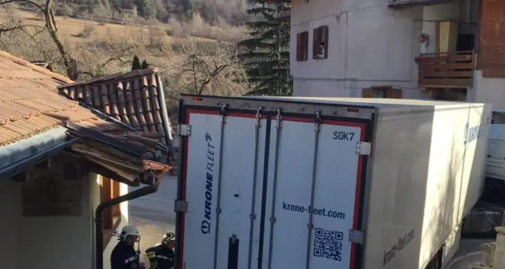Tir incastrato tra le case Al lavoro i pompieri di Taio