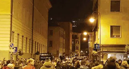 «Scaletta» chiusa alle 22.30 Ma il via vai in strada non si ferma