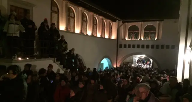 Centinaia nella notte in pellegrinaggio a San Romedio