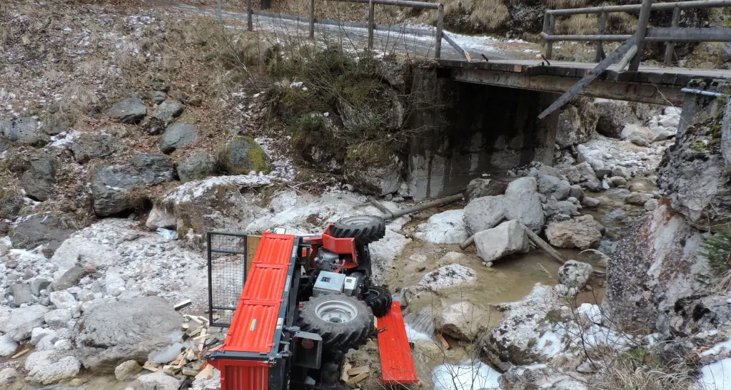 Cade dal ponte con il trattore e finisce nel torrente