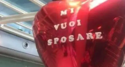 Pallone gigante: «Mi vuoi sposare?». Ma lei dice no