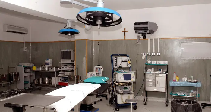 Medico sutura pollo in sala operatoria