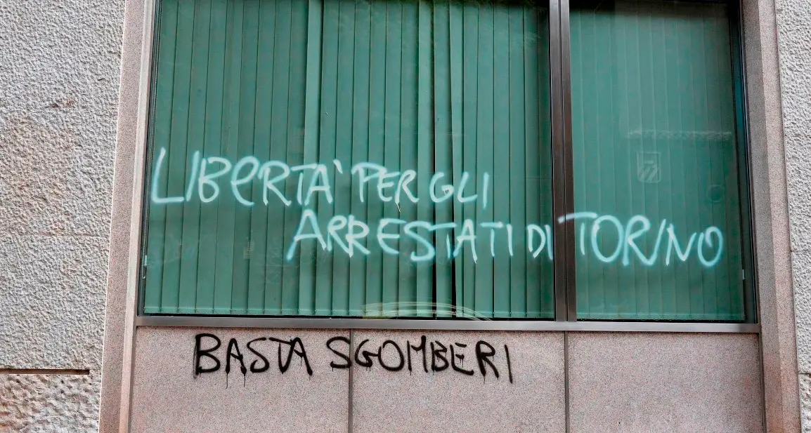 Raid vandalico contro la Lega Colpita sede di piazza Battisti