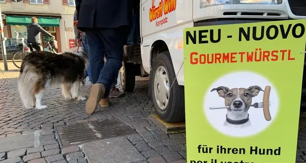 A Merano c'è il baracchino con i würstel per i cani