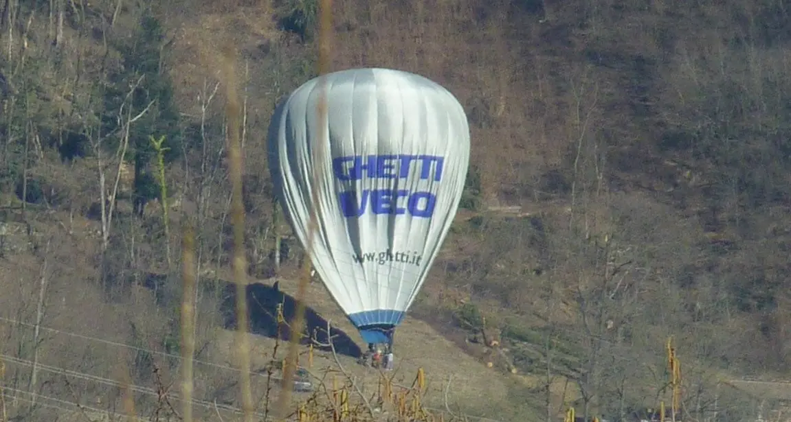 La mongolfiera stavolta atterra lungo un ripido pendio a Levico