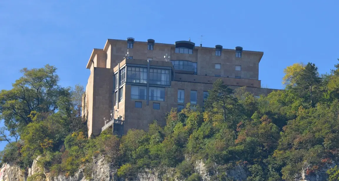 La mozione dei consiglieri M5S Un «bordello» all'hotel Panorama
