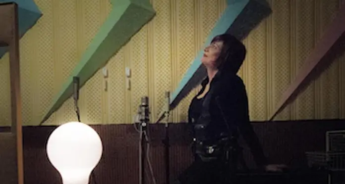 Luxuria cantante contro gli stereotipi