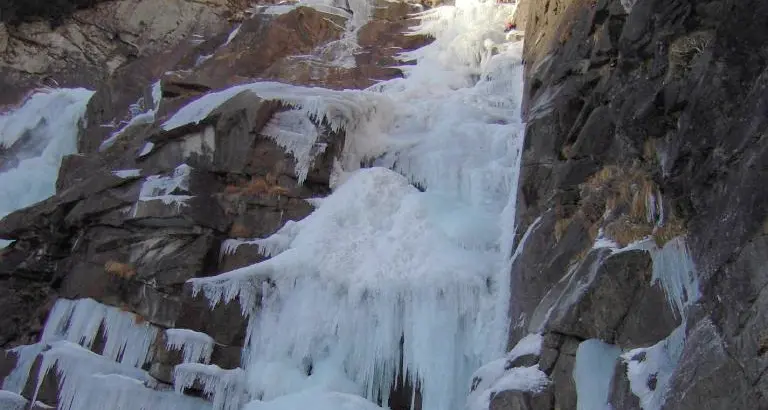 Travolto sulla cascata di ghiaccio, muore alpinista di Pieve di Bono