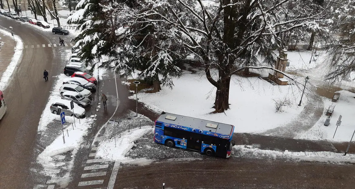 Ecco la neve, primi incidenti e disagi
