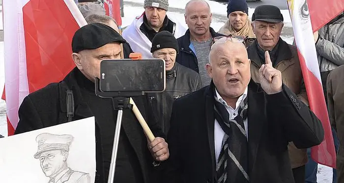 Raduno di estrema destra fuori dal campo di Auschwitz