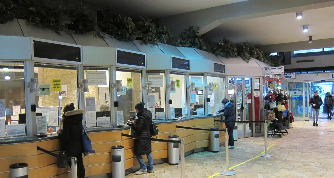 Autobus, corriere e treni gratis per gli over 70 Ecco come ottenere la nuova smart card Rimborso per chi ha già fatto l'abbonamento