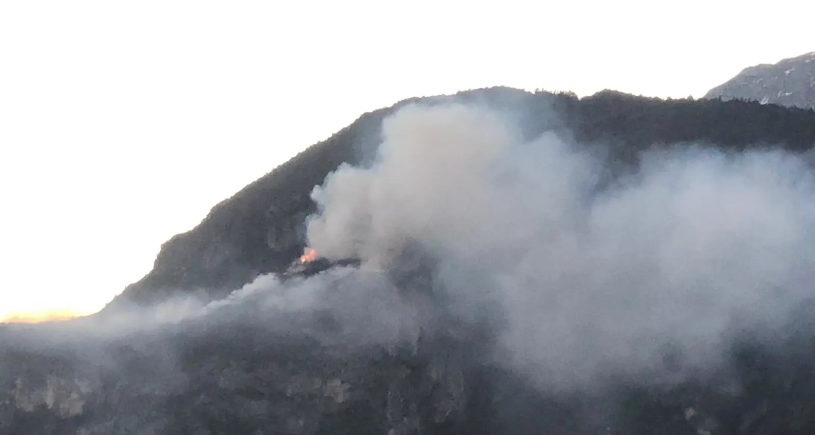 Nell'incendio sul Doss del Ghirlo bruciati 30 ettari di bosco