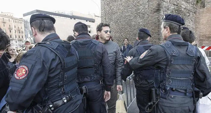 Sfruttavano i migranti ai concerti Al lavoro per 15 ore di fila