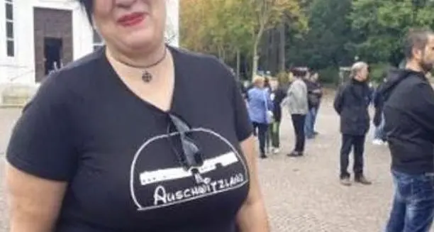Indossò una maglietta «Auschwitzland» condannata a 9 mila euro di multa