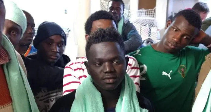I migranti mostrano i segni delle torture subite in Libia