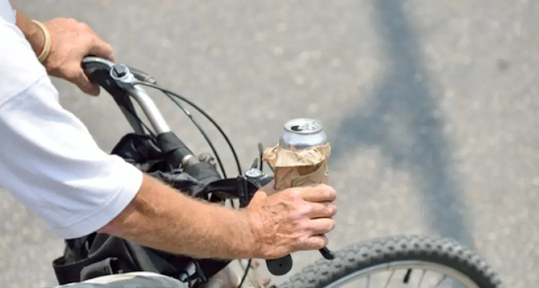 In bicicletta investe una donna Pedalava ubriaco sul marciapiede