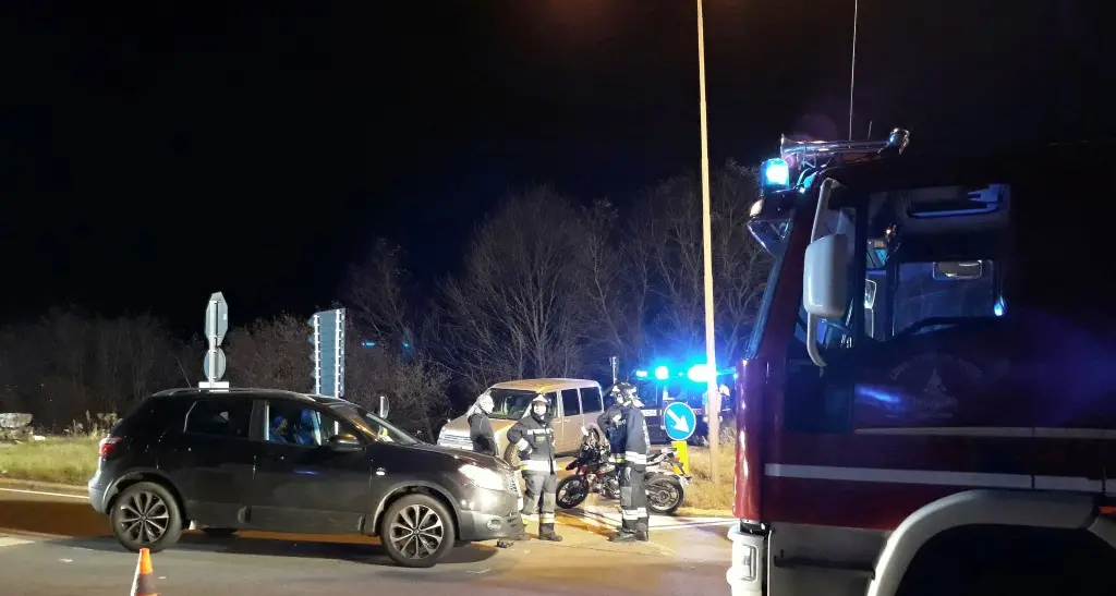 Ragazzo con la moto da cross si schianta contro un'auto