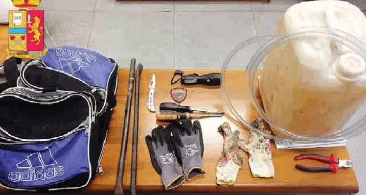 Furto dal gommista, arrestati poco dopo Uno dei malviventi: «Sono un poliziotto»