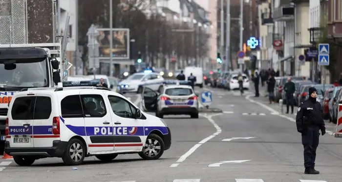 Blitz nel quartiere Neudorf, continua la caccia al killer