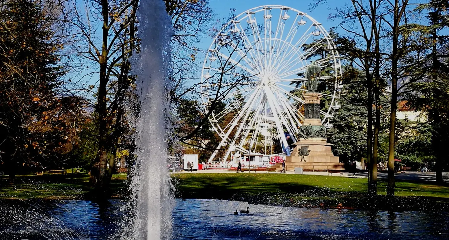 La «grande ruota panoramica» in piazza Dante è un flop meno di 10 mila biglietti in tutto