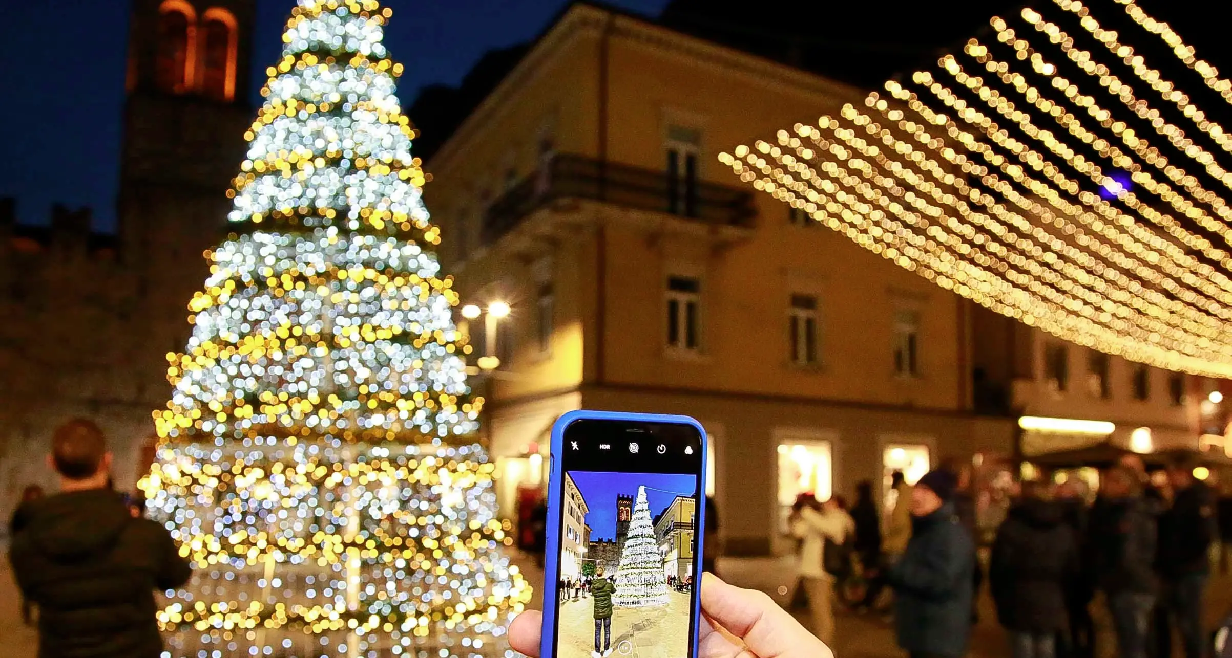 Dopo la cometa l'albero: Natale di luce led a Riva