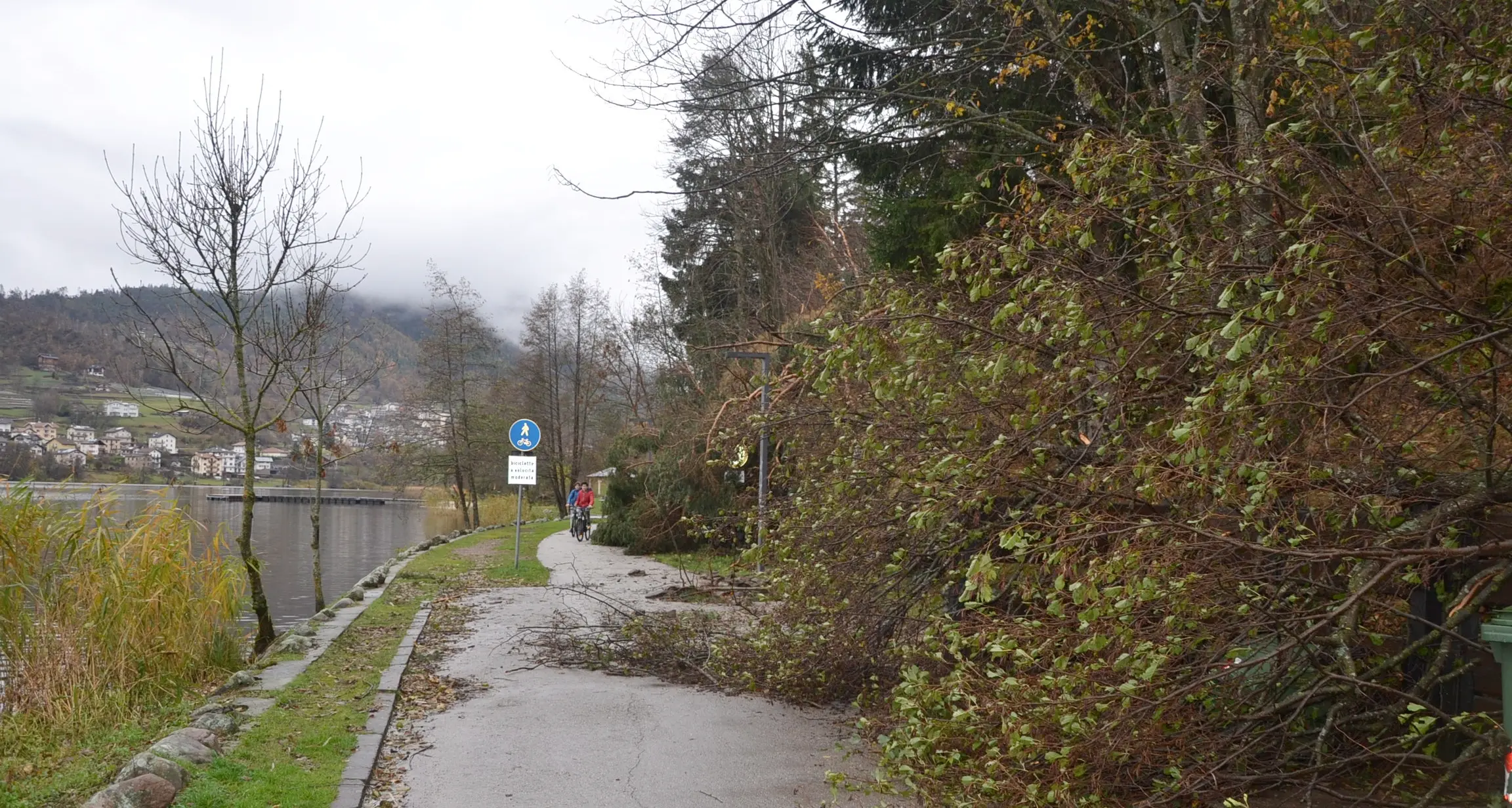 Baselga, lungolago interdetto a pedoni e ciclisti