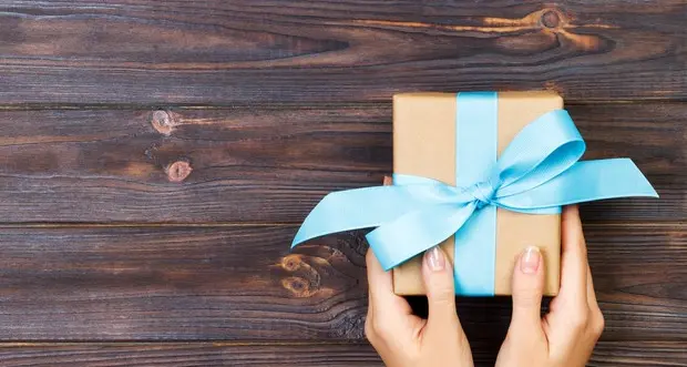 Natale, la gioia di regalare dura più a lungo di quella di ricevere