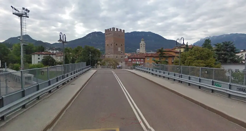 Piovono pezzi di calcestruzzo dal cavalcaferrovia S. Lorenzo