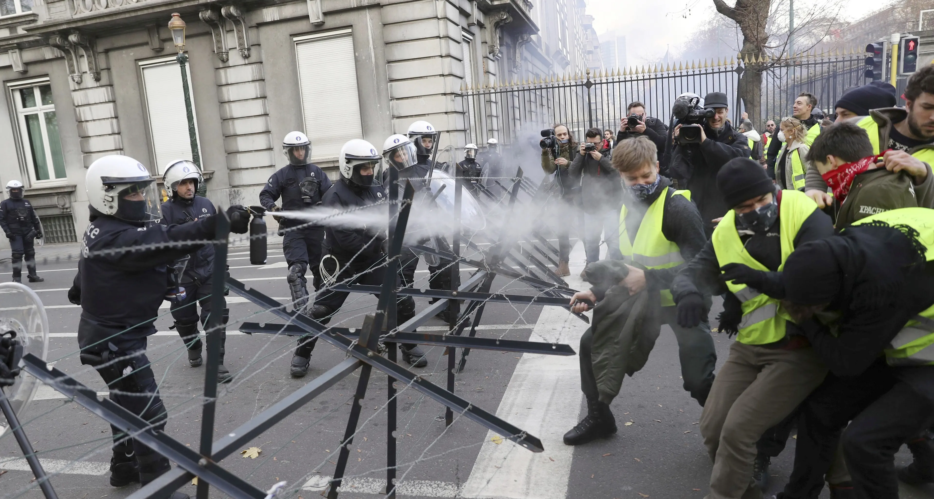 Gilet gialli, proteste e scontri con la polizia a Parigi