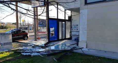 Sradicano bancomat a Pisa ma è senza soldi