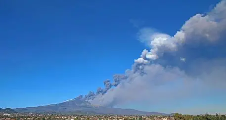 Etna, scosse e fumo: l'eruzione di Natale